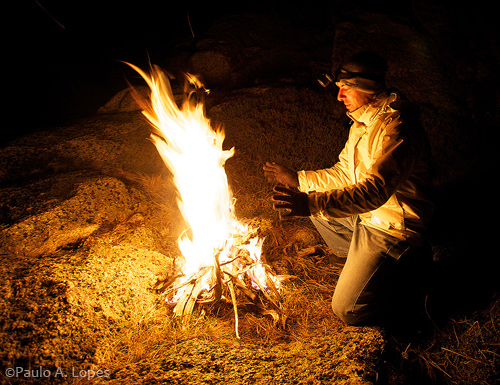 Helio Cristovao aquecer na fogueira camping selvagem